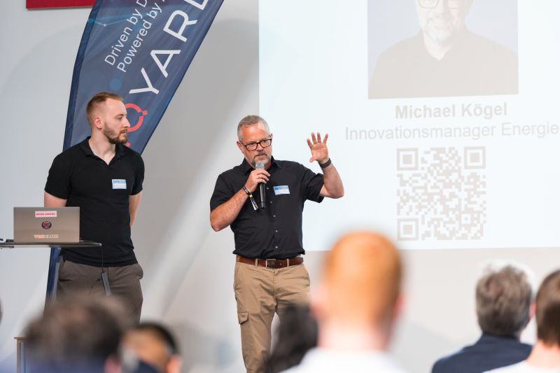 Michael Koegel präsentiert die Ergebnisse von Team SolarScouts beim KI Energy Hackathon